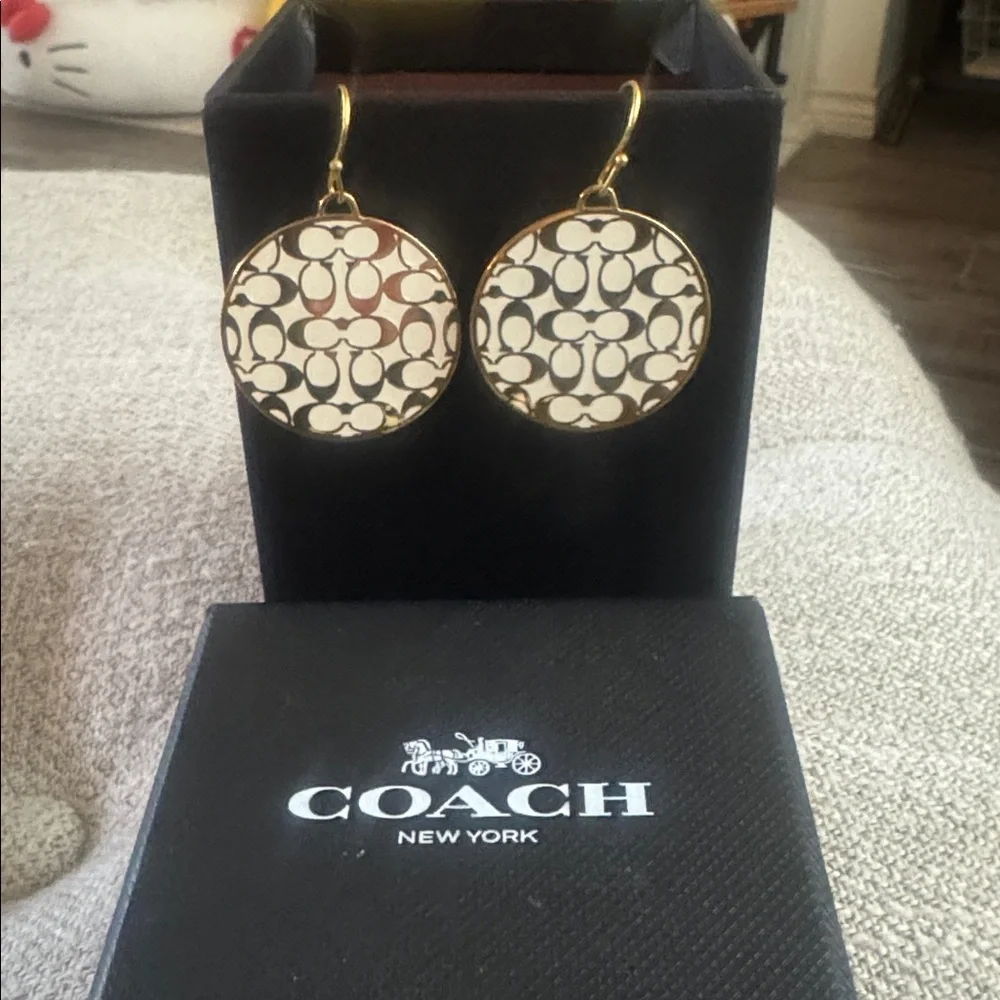 NWOT, Coach vintage gold /chalk signature earrings . - Picture 4 of 5
